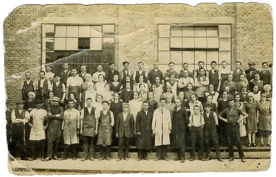 A kdy jste naposledy udělali společné foto teamu u vás? (zdroj fotografie: http://www.zlin.estranky.cz/img/picture/602/dilna-obuvnicka-1924.jpg)