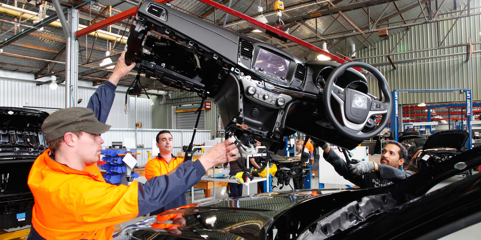 Práce v průmyslu dnes vyžaduje přemýšlení a je týmovou záležitostí (credits: http://s3.caradvice.com.au/wp-content/uploads/2014/08/holden-production-2.jpg) Práce v průmyslu dnes vyžaduje přemýšlení a je týmovou záležitostí (credits: http://s3.caradvice.com.au/wp-content/uploads/2014/08/holden-production-2.jpg)